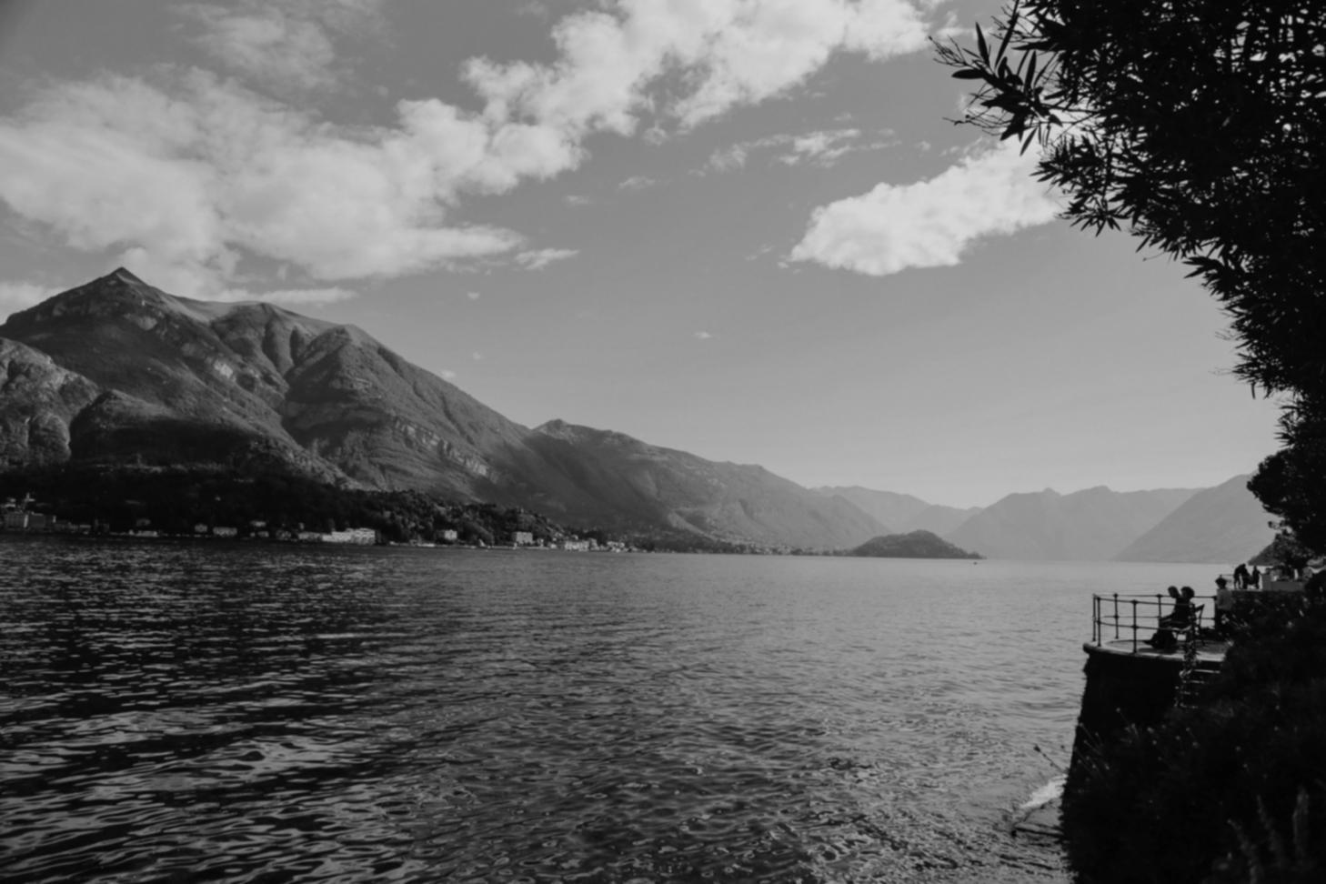 Команда аналізує туристичні тренди на великому екрані